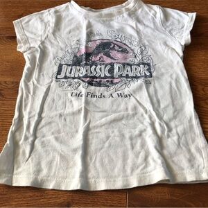 Jurassic Park “life finds a way” white short sleeve graphic tee in size S (6/6x)